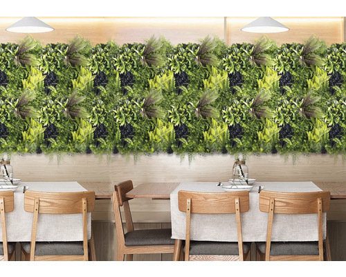 Panneau de plantes vertes décoratif comme décoration murale au-dessus d'un groupe de tables.