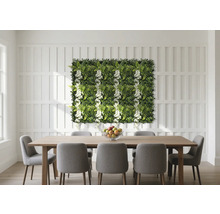 Salle à manger avec table à manger, chaises et mur végétal