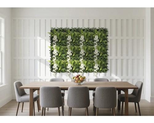 Salle à manger avec table à manger, chaises et mur végétal