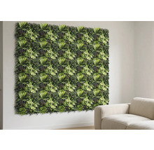 Wand mit grünen Pflanzenpaneelen und Dekoration neben einem beigen Sofa