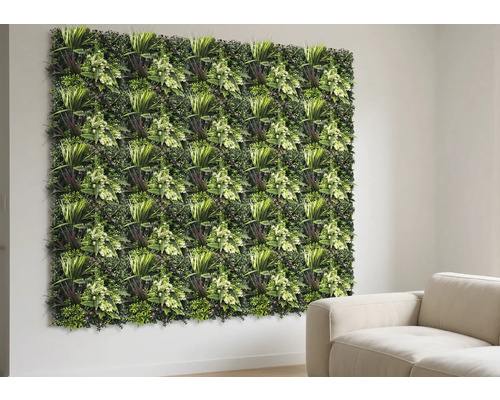 Wand mit grünen Pflanzenpaneelen und Dekoration neben einem beigen Sofa