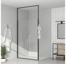 Modernes Badezimmer mit ebenerdiger Dusche, Waschtisch und Handtuch