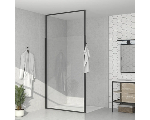 Modernes Badezimmer mit ebenerdiger Dusche, Waschtisch und Handtuch