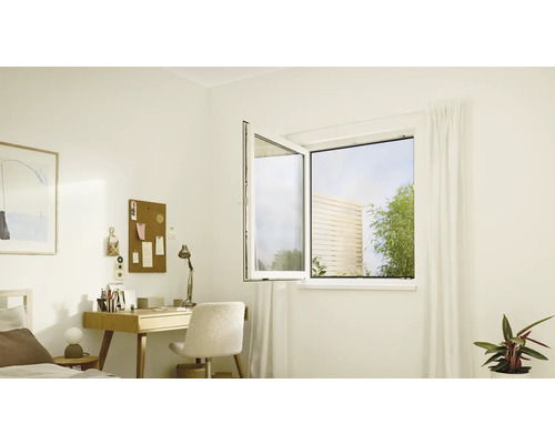 Pièce lumineuse avec fenêtre oscillo-battante, bureau et décoration