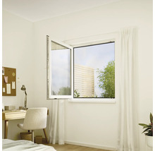 Pièce lumineuse avec une fenêtre oscillo-battante ouverte et vue sur le jardin