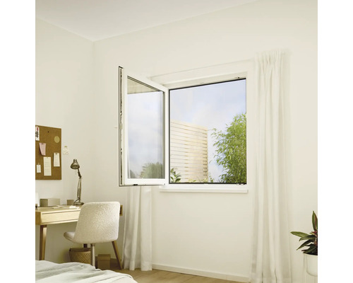 Pièce lumineuse avec une fenêtre oscillo-battante ouverte et vue sur le jardin