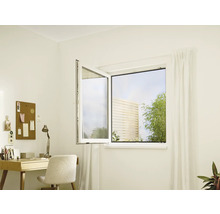 Vue d'une pièce avec fenêtre ouverte, rideau et bureau