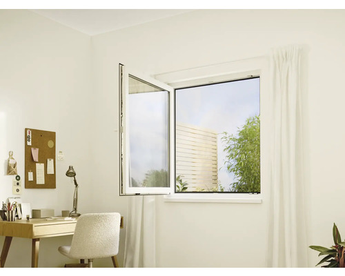 Vue d'une pièce avec fenêtre ouverte, rideau et bureau