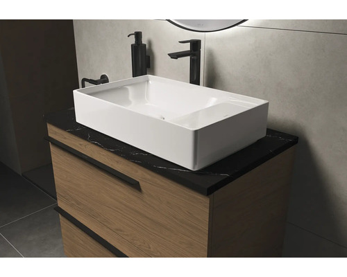 Salle de bains moderne avec vasque à poser, meuble sous-vasque, robinet et distributeur de savon