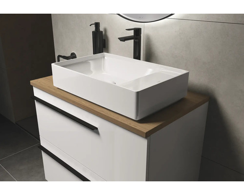 Salle de bains moderne avec vasque à poser rectangulaire sur un meuble bas blanc avec plateau en bois