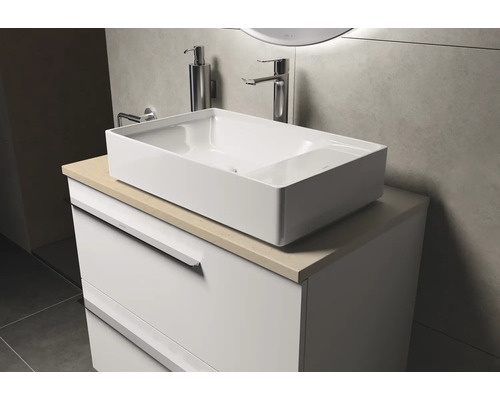 Scène de salle de bains avec lavabo, robinet et meuble sous-vasque