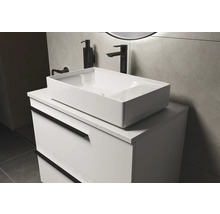 Salle de bains avec vasque à poser, meuble sous-vasque et robinetterie