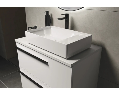 Salle de bains avec vasque à poser, meuble sous-vasque et robinetterie