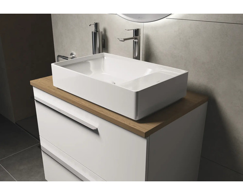 Meuble-lavabo avec vasque à poser, robinetterie et distributeur de savon dans la salle de bains