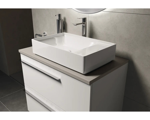 Meuble-lavabo avec vasque à poser rectangulaire dans une salle de bains