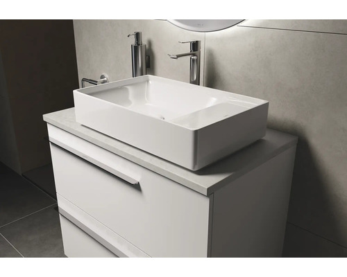 Meuble-lavabo avec vasque à poser, robinetterie et distributeur de savon dans la salle de bains