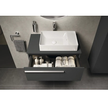 Salle de bains moderne avec lavabo, meuble sous-lavabo avec tiroir et accessoires de salle de bains