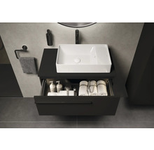 Salle de bains moderne avec lavabo, meuble sous-vasque avec tiroir et serviettes
