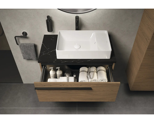 Vasque avec tiroir ouvert, robinetterie de lavabo, porte-serviettes et distributeur de savon dans une salle de bains moderne