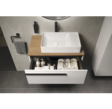 Meuble-lavabo avec tiroir ouvert, serviettes et produits de soins