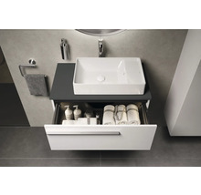 Salle de bains avec meuble-lavabo, lavabo et tiroir ouvert avec serviettes et produits de soins