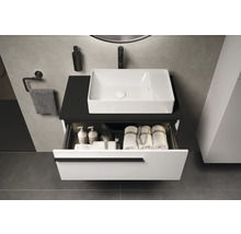 Salle de bain moderne avec lavabo, meuble sous-lavabo avec tiroir, serviettes et accessoires de bain