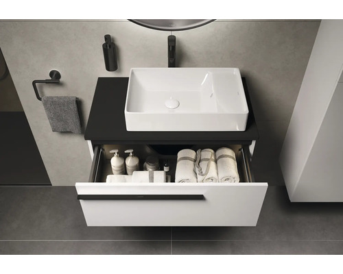 Salle de bain moderne avec lavabo, meuble sous-lavabo avec tiroir, serviettes et accessoires de bain