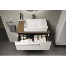 Salle de bains moderne avec meuble-lavabo, lavabo et élément de tiroir ouvert pour ranger les accessoires de salle de bains