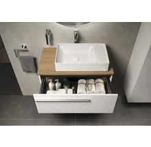 Salle de bains moderne avec lavabo, tiroir ouvert et accessoires
