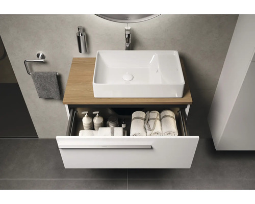 Salle de bains moderne avec lavabo, tiroir ouvert et accessoires