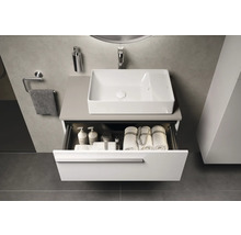 Lavabo avec meuble bas ouvert dans la salle de bain