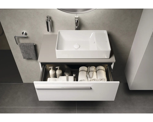 Lavabo avec meuble bas ouvert dans la salle de bain
