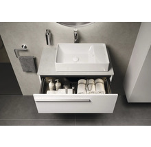 Salle de bain avec lavabo, meuble sous-lavabo avec tiroir, serviettes et accessoires de salle de bain