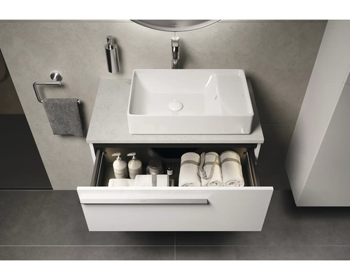 Salle de bain avec lavabo, meuble sous-lavabo avec tiroir, serviettes et accessoires de salle de bain
