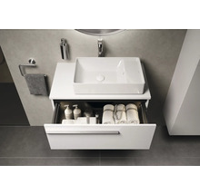 Salle de bains moderne avec lavabo, meuble bas ouvert et serviettes
