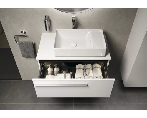 Salle de bains moderne avec lavabo, meuble bas ouvert et serviettes