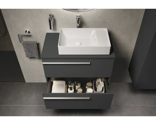 Salle de bains moderne avec meuble sous-lavabo, lavabo et tiroir ouvert pour le rangement