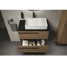 Salle de bains avec lavabo, meuble sous-lavabo avec tiroir, robinetterie et accessoires.