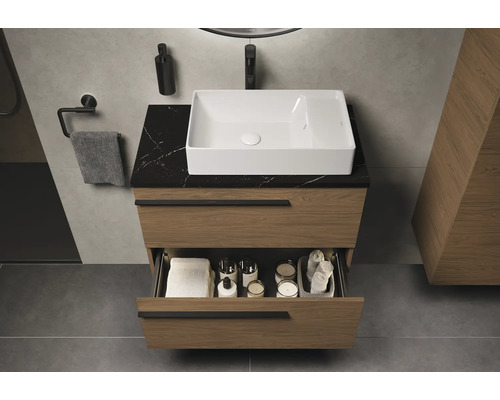 Salle de bains avec lavabo, meuble sous-lavabo avec tiroir, robinetterie et accessoires.