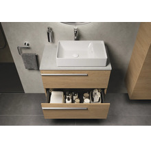 Meuble-lavabo de salle de bains avec tiroir ouvert, serviettes, bougies et produits cosmétiques