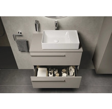 Meuble-lavabo de salle de bains avec tiroir ouvert, serviettes, cosmétiques et lavabo