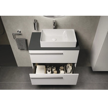 Salle de bain moderne avec lavabo, meuble sous-vasque et tiroir ouvert