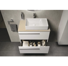Salle de bains moderne avec lavabo sur meuble bas avec tiroir ouvert et accessoires de salle de bains