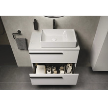 Salle de bains moderne avec meuble-lavabo blanc, vasque à poser, tiroir ouvert et accessoires