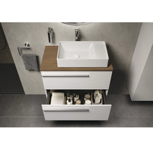 Salle de bains avec lavabo, meuble sous-vasque et tiroir ouvert pour ranger les accessoires de bain