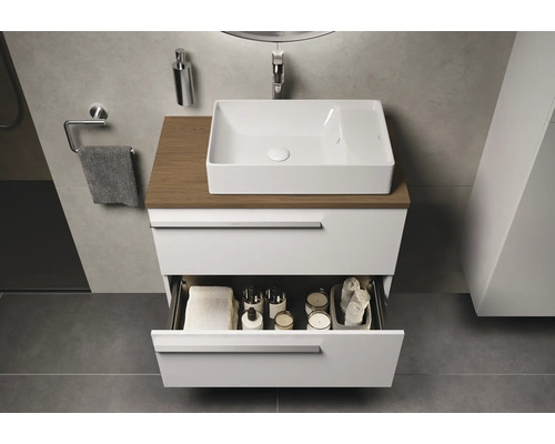 Salle de bains avec lavabo, meuble sous-vasque et tiroir ouvert pour ranger les accessoires de bain