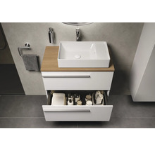 Salle de bains avec lavabo, meuble sous-lavabo avec tiroir, serviette et accessoires de salle de bains