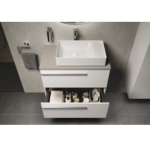 Salle de bain moderne avec lavabo, meuble bas avec tiroir ouvert et accessoires de bain