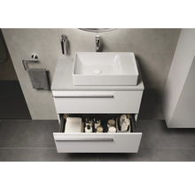 Salle de bains moderne avec lavabo, meuble sous-vasque avec tiroir ouvert et accessoires de bain