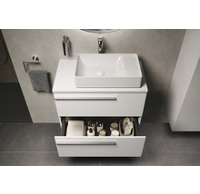 Salle de bains moderne avec meuble sous-vasque, vasque à poser et tiroir ouvert pour ranger les articles de toilette.